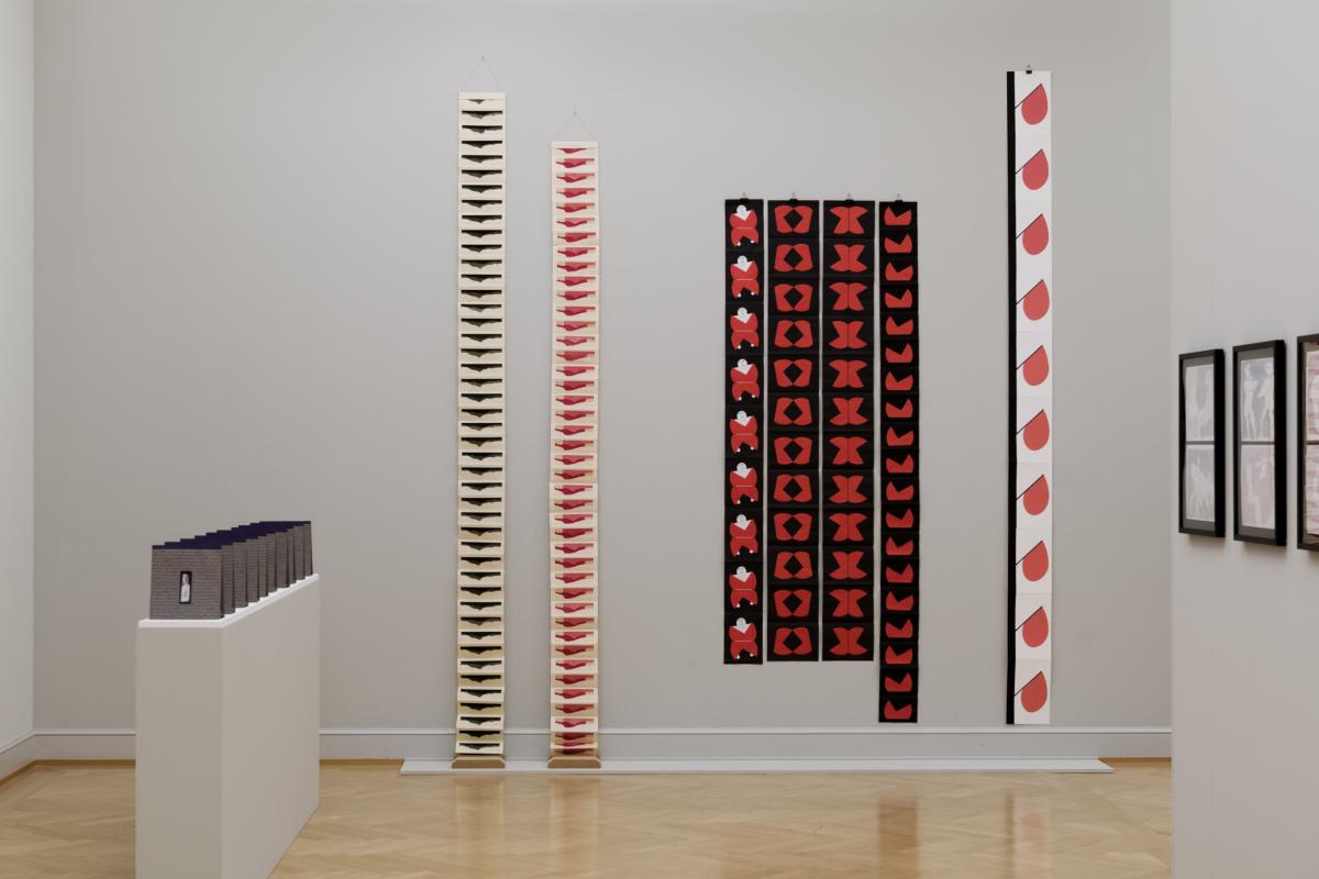 14_Geta Brătescu_Installationsansicht_KunstmuseumStGallen_Foto_Sebastian_Stadler