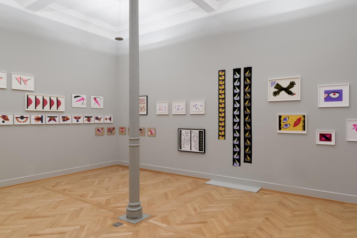 21_Geta Brătescu_Installationsansicht_KunstmuseumStGallen_Foto_Sebastian_Stadler